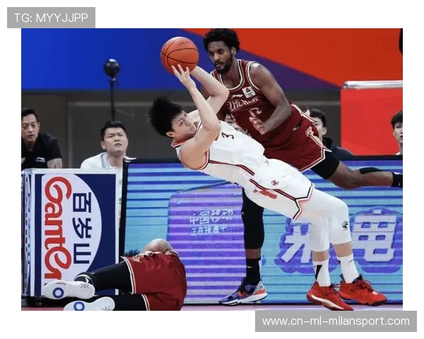 CBA 新秀试图隔扣失败！摔倒姿势上热搜