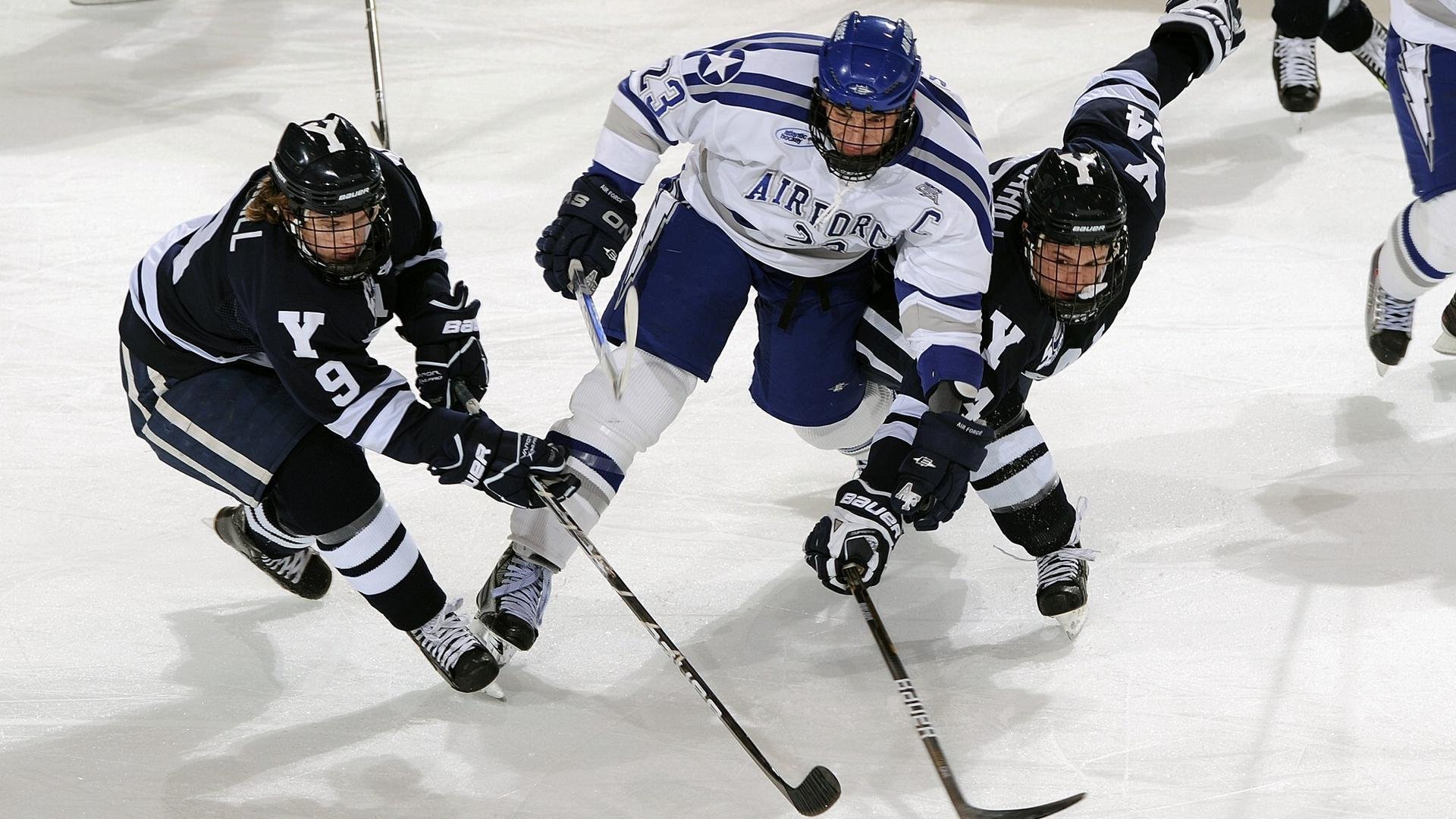 哈登赞许年轻球员日渐成熟球队未来可期，哈登气质